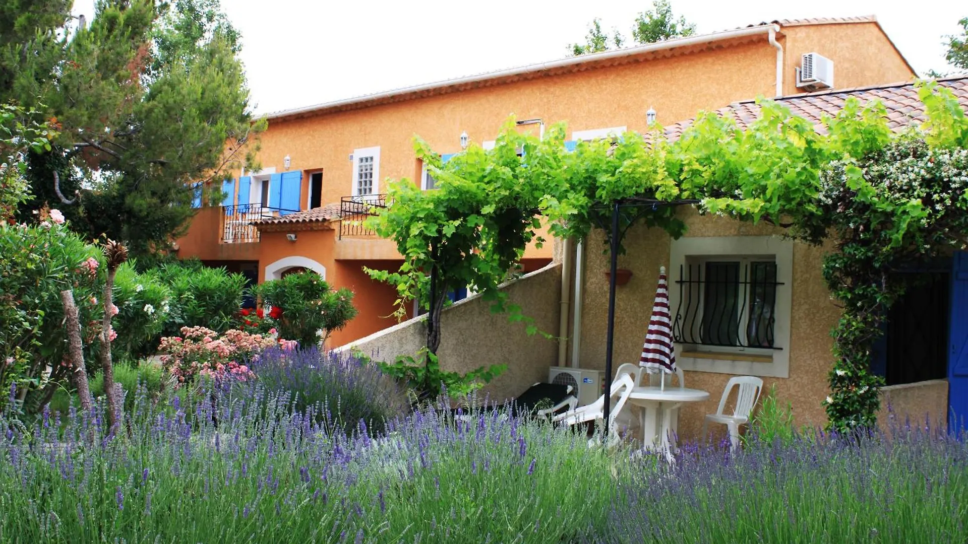 Appart'Hotel Festival Sud Aqua - Avignon Tgv Frankrike
