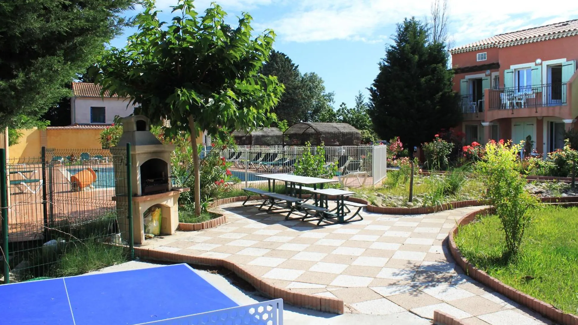 Appart'Hotel Festival Sud Aqua - Avignon Tgv 3*,